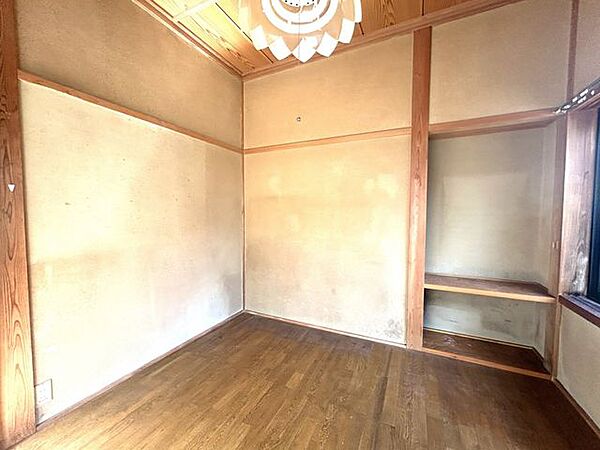 【リフォーム中・1F南東側洋室】LDKから出入り可能で、家族の気配を感じられる使い勝手の良い空間です。南側につき明るさも魅力です。