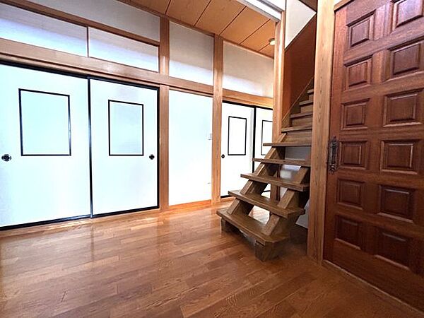 【リフォーム済・玄関内部】開放感あふれる吹き抜け玄関。縦の広がりがあり、明るくゆとりある空間が来訪者を迎えます。戸建てならではの贅沢な設計です。