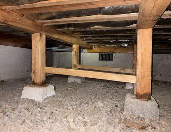 【床下写真】住宅に瑕疵(雨漏り、構造部分の欠陥や腐食など)があった場合は、弊社が引き渡しから2年間保証します。その前提で床下まで確認の上でリフォームしシロアリの被害調査と防除工事も行います。