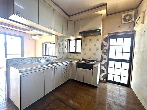 【リフォーム中・キッチン別角度】使い勝手の良いL字カウンターキッチン。複数人での調理もしやすく、日々の料理時間を快適にしてくれます。