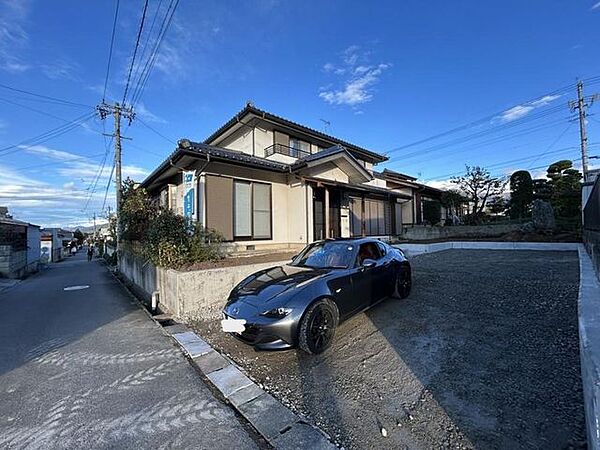 【現地外観】落ち着いた住宅街に位置する、ゆったりとした造りの住宅です。