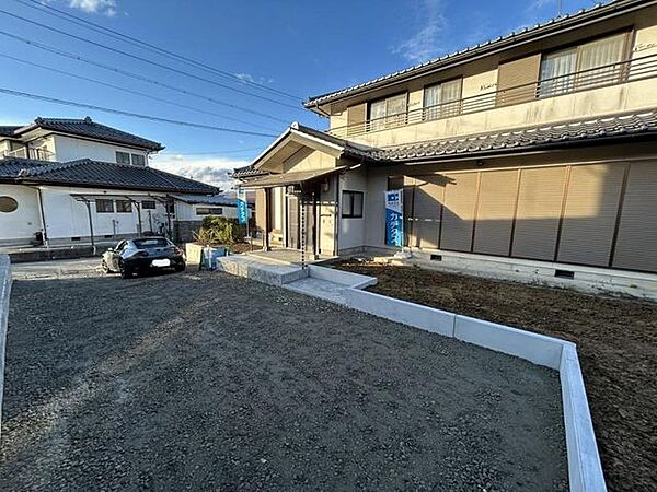 【駐車場】駐車場は増設し、3台以上駐車可能です。来客用スペースとしても活用いただけます