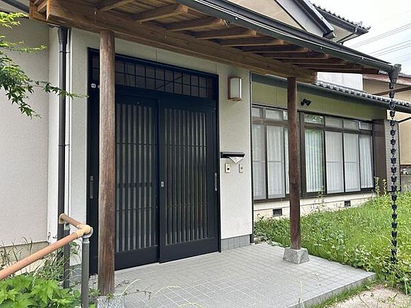 【玄関外観】風情漂う和風玄関が、家の顔としてお客様を上品におもてなし。凛とした佇まいが魅力です。