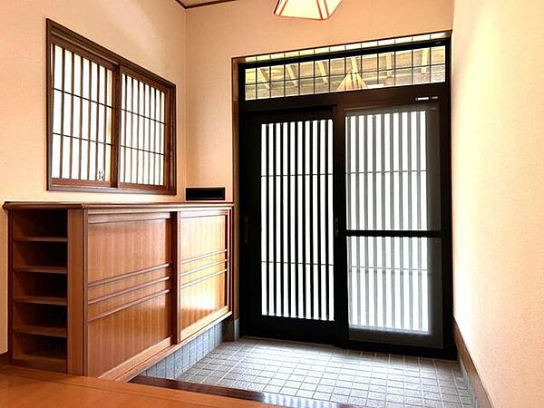 【玄関内部】玄関内部には下駄箱も設置されています。