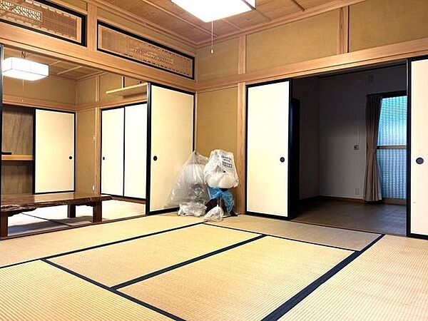 【1階南東側和室】約8帖の和室スペースです。西側の和室とつなげて使用することも可能です。