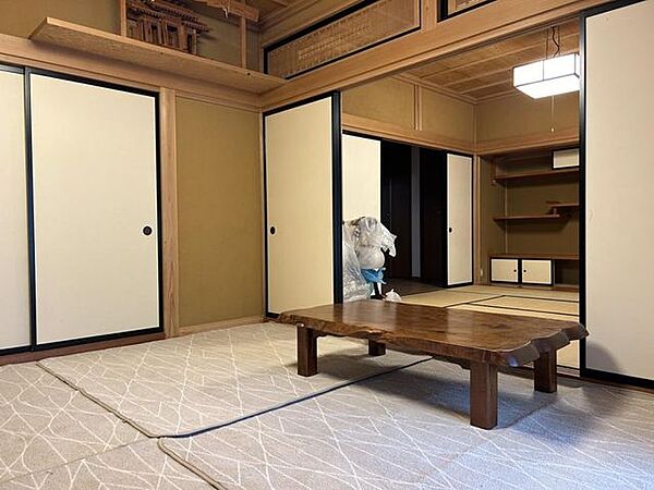 【1階南側中央和室】約8帖の和室スペースです。東側の和室とつなげて使用することも可能です。