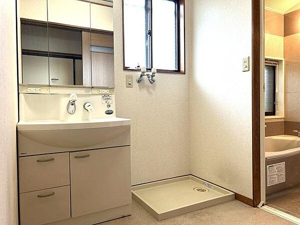 【洗面室】洗面室の写真です。北東側に洗濯機スペースがあります。