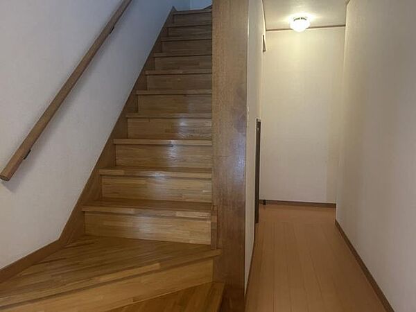 【階段】階段の写真です。手すりもついているので、年を重ねてからの上り下りも安心です。