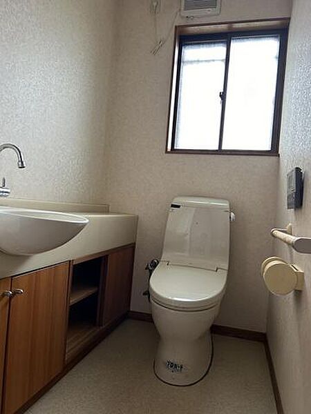 【トイレ】温水洗浄便座完備で、ご家族みんなが快適に使える清潔感あふれるトイレ環境をご用意しています。