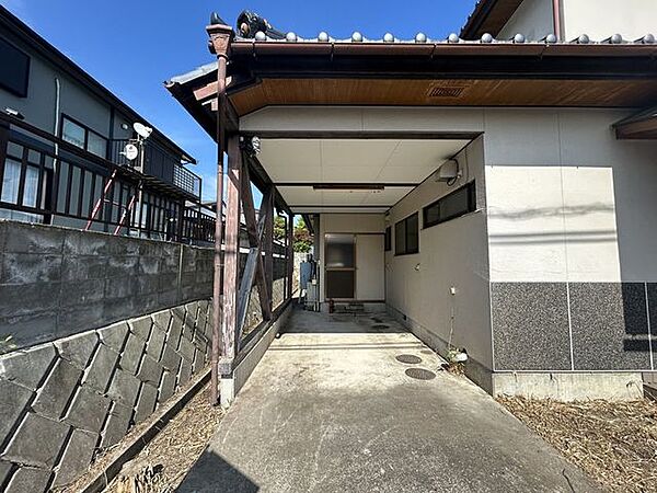 【駐車場】1台分は屋根付きの駐車スペースになります。雨の日も安心です。