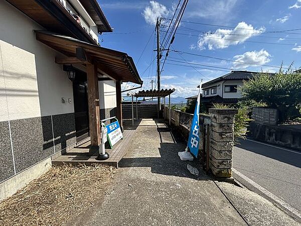 【駐車場】カーポートは撤去予定です。