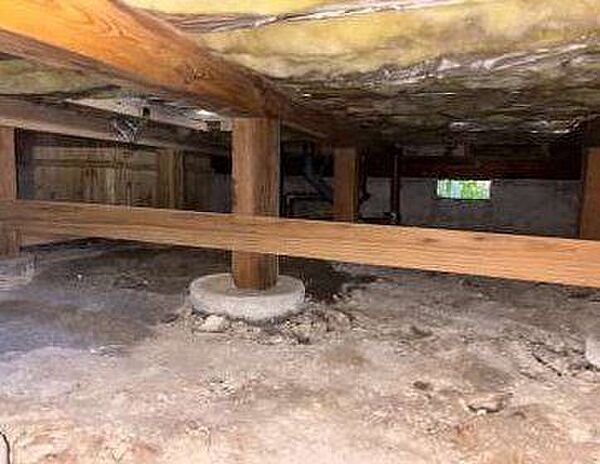 【床下写真】住宅に瑕疵(雨漏り、構造部分の欠陥や腐食など)があった場合は、弊社が引き渡しから2年間保証します。その前提で床下まで確認の上でリフォームしシロアリの被害調査と防除工事も行います。