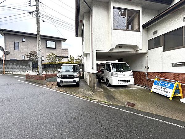 【リフォーム中・駐車場】角地ならではの開放感と駐車2台分のスペースが魅力。ビルトインガレージ付きで大切なお車を守れます。