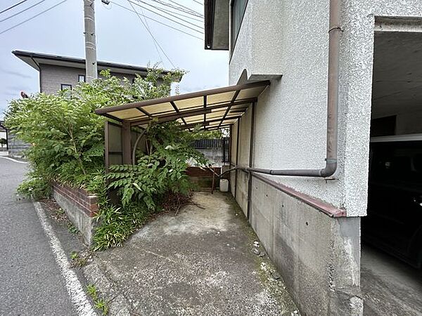 【駐車場】カーポート側です。コンパクトな車なら駐車可能です。