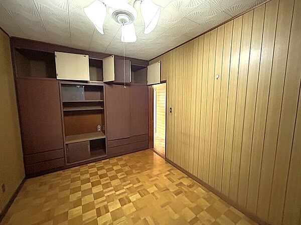 【リフォーム前・2階西側洋室】6帖の洋室です。