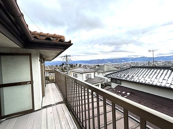 【眺望】ベランダからは長野市市街地を見渡すことができます。