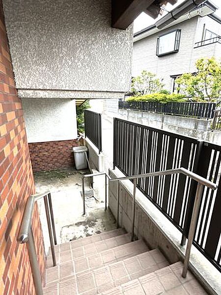 【リフォーム前・玄関階段】駐車場から玄関までの通路です。屋根がついているので雨の日でも安心ですね。
