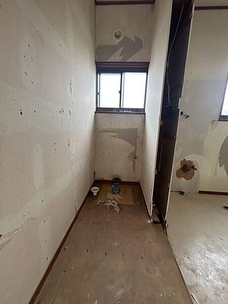 トイレは新品交換致します。また、入口を廊下側から出入りできるようにいたします。