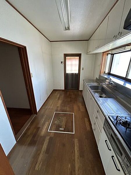 現状のダイニングキッチンです。こちらはお部屋としてもお使いいただけます。