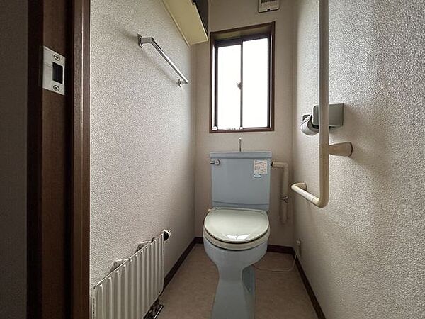 【同仕様写真・2Fトイレ】トイレはウォシュレットタイプのものに新品交換致します。直接お肌が触れる箇所は新品がうれしいですね。触れる箇所は新品がうれしいですね。