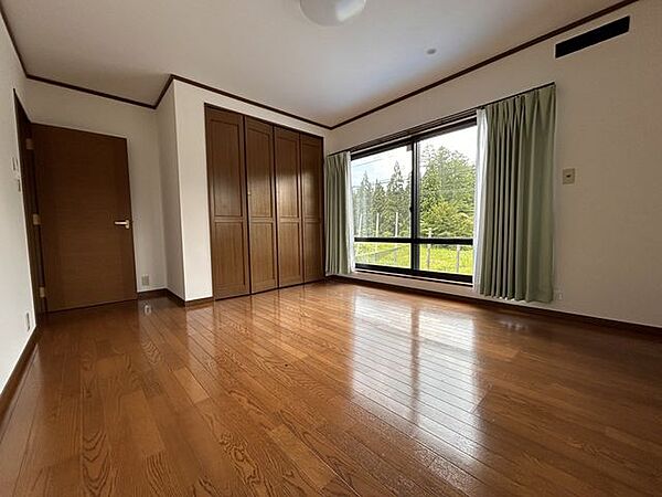 2Ｆ南西洋室天井・壁のクロス（壁紙）を貼り替えます。