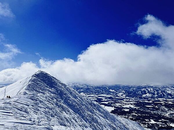 斑尾高原スキー場車で約26分。Madarao Kogen Ski Resort Approx. 26 min by car. 15900m