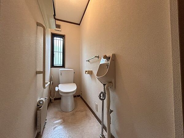 【同仕様写真・トイレ】トイレはウォシュレットタイプのものに新品交換致します。直接お肌が触れる箇所は新品がうれしいですね。