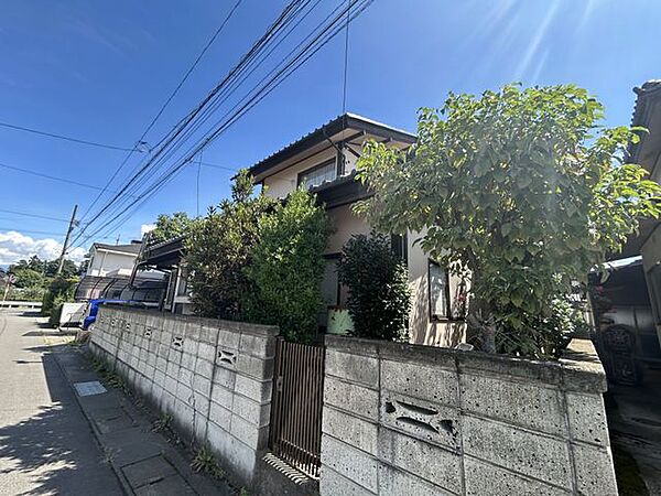 【外観】北側からの外観写真です。庭木は伐採してお引き渡しいたします。
