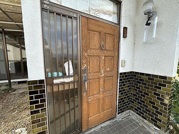 【玄関】ゆとりのある玄関アプローチ。来客時も安心です。