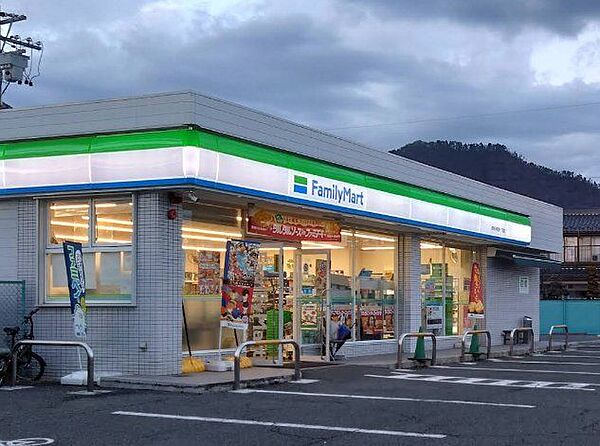 【周辺環境・コンビニ】ファミリーマート長野伊勢宮一丁目店まで1300ｍ（徒歩17分）。