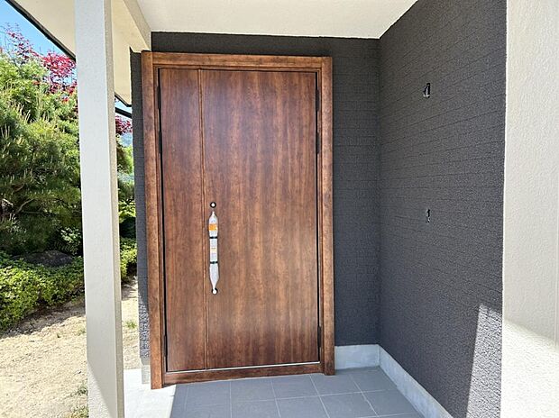 【リフォーム前・玄関】玄関戸はタイルを重ね張りし、新品へ交換予定です。おうちの顔となる玄関が新品だと嬉しいですね。