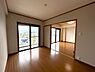 室内：【南西側洋室】LDKと接している洋室はリビングスペースとしても使えます。
