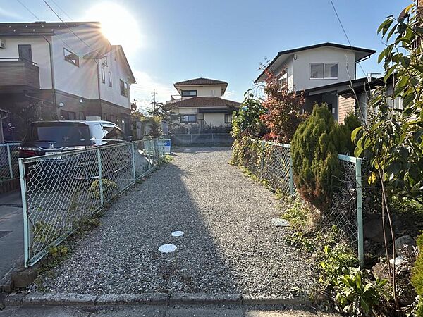 【敷地入口】敷地延長になっております。敷地内は転回可能なよう拡張しておりますので、運転が苦手な方も安心です。