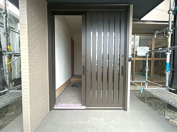 【玄関ドア】玄関ドアは新品交換しました。お家の顔とも呼ばれる玄関が新しくなることでお家の雰囲気が変わりますね。