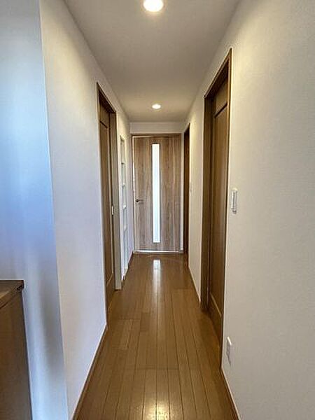 【廊下】廊下にも収納棚があります。