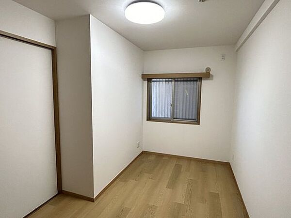 【約5帖洋室】北東側洋室です。コンパクトなお部屋なので、寝室としてご利用してみては、いかがでしょうか。