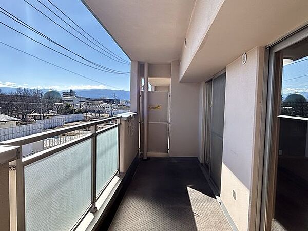 【バルコニー】南向きの日当たりのよいバルコニーです。