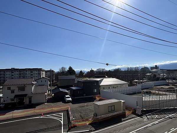 【眺望】南側は道路で開放感のある眺望です。