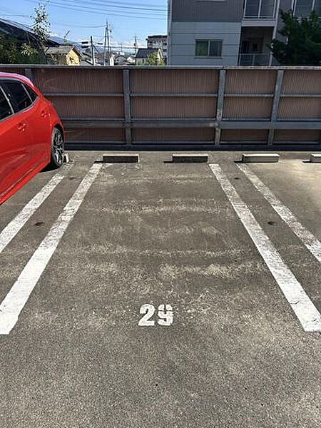 【駐車場】1台月々3000円で駐車可能です。
