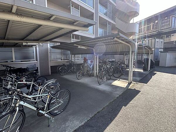 【駐輪場】駐輪場使用料は1台200円、バイク置場使用料は1台400円になります。