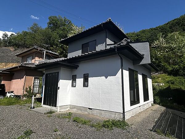 【外観】ツートン塗装により新しく生まれ変わった外観！2階部分はグレーにすることで暗すぎずオシャレなカラーリングになりました。