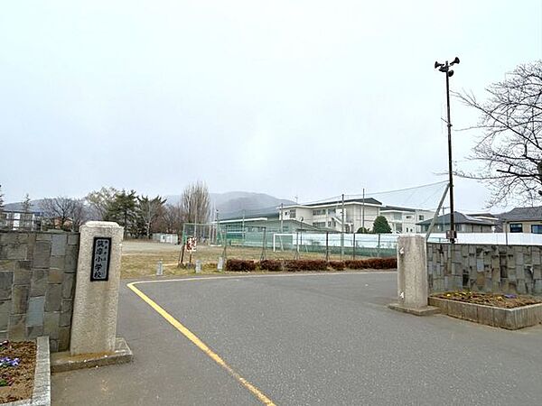 【周辺環境/小学校】筑摩小学校まで2100m(徒歩27分)小さなお子様がいらっしゃる親御様には重要な小学校までの通学路。徒歩30分圏内であれば6年間の通学も安心です。