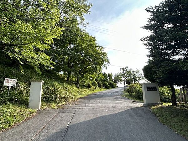 【周辺情報/中学校】開成中学校まで950m(徒歩12分)。中学校までは徒歩通学の方が多いはず。学業・部活・遊び盛りのお子さんに朝夕の時間は大事です。朝練や夕練があっても困りません。