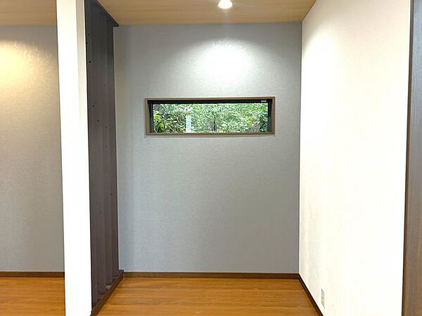 【LDK】FIXサッシ・ルーバーを新設した一間です！リフォーム物件だからこそ実現可能なスタイリッシュ空間。家具を配置してあなただけの魅力的な空間に仕上げませんか？