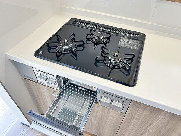 【設備/コンロ】洗面化粧台はハウステック製の三面鏡付き洗面化粧台に新品交換予定です。便利なシャワーヘッドに加え、収納スペースも付いています。整髪料などの小物も取り出しやすく散らかりません。