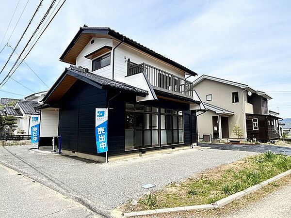 【リフォーム中・駐車場】普通車4台を駐車可能な駐車場になります。