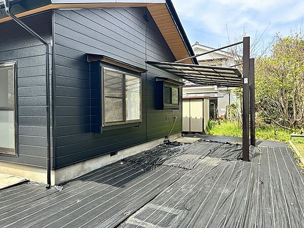 【リフォーム中・庭スペース】建物東側にもお庭に利用できるスペースがあります！家庭菜園や趣味のスペースとして、広々ご利用いただける広さです。現在は防草シートが敷いてあるのでお手入れも楽そうですね。