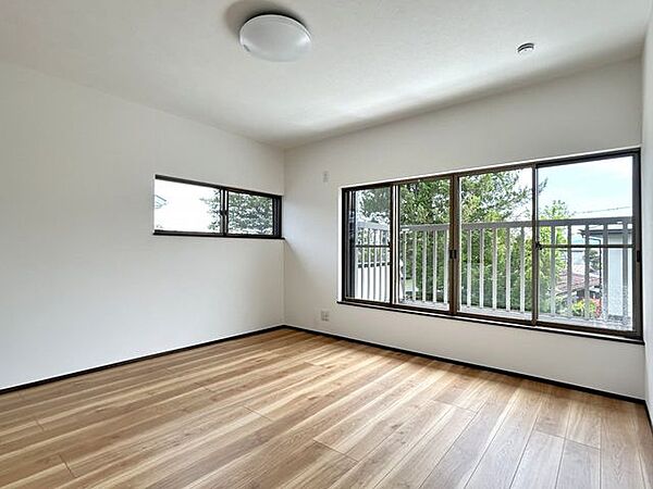 セブンイレブン堀金烏川店 【リフォーム後・2階東側洋室別角度】二面採光のため、風通し良く陽光あたたかな空間となっています！お部屋が明るいと気分も明るくなりそうですね。 850m