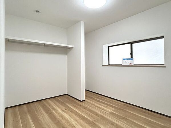 【リフォーム後・1階北東側洋室】1階北東約5帖洋室です！5帖に収納が付いた、居室や子供部屋にピッタリなお部屋になります、