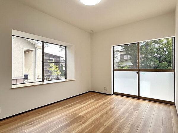 【リフォーム後・1階南東洋室】南側採光のため、風通し良く陽光あたたかな空間となっています！お部屋が明るいと気分も明るくなりそうですね。